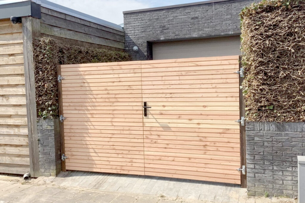 Houten inrijpoort laten plaatsen