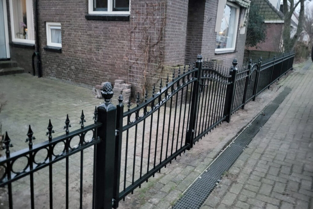 inrijpoort met looppoort