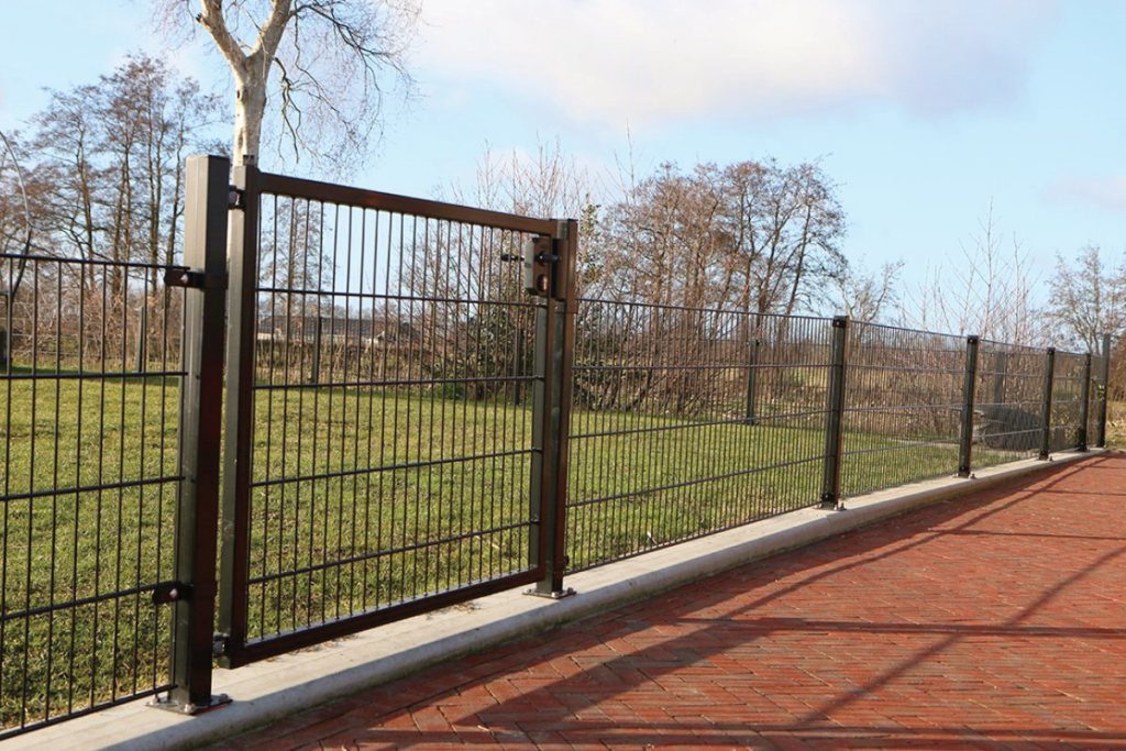 Dubbelstaafmat tuinpoort laten installeren