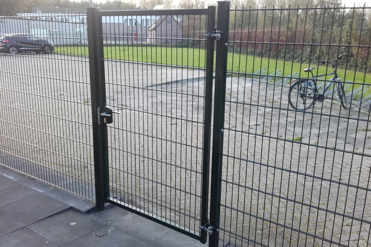 Zwarte dubbelstaafmat looppoort in een hekwerk