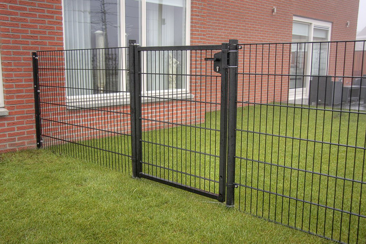 Dubbelstaafmat looppoort bij een woning