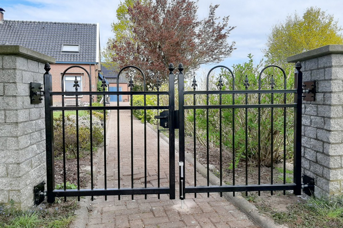 Dubbele stalen inrijpoort met bogen