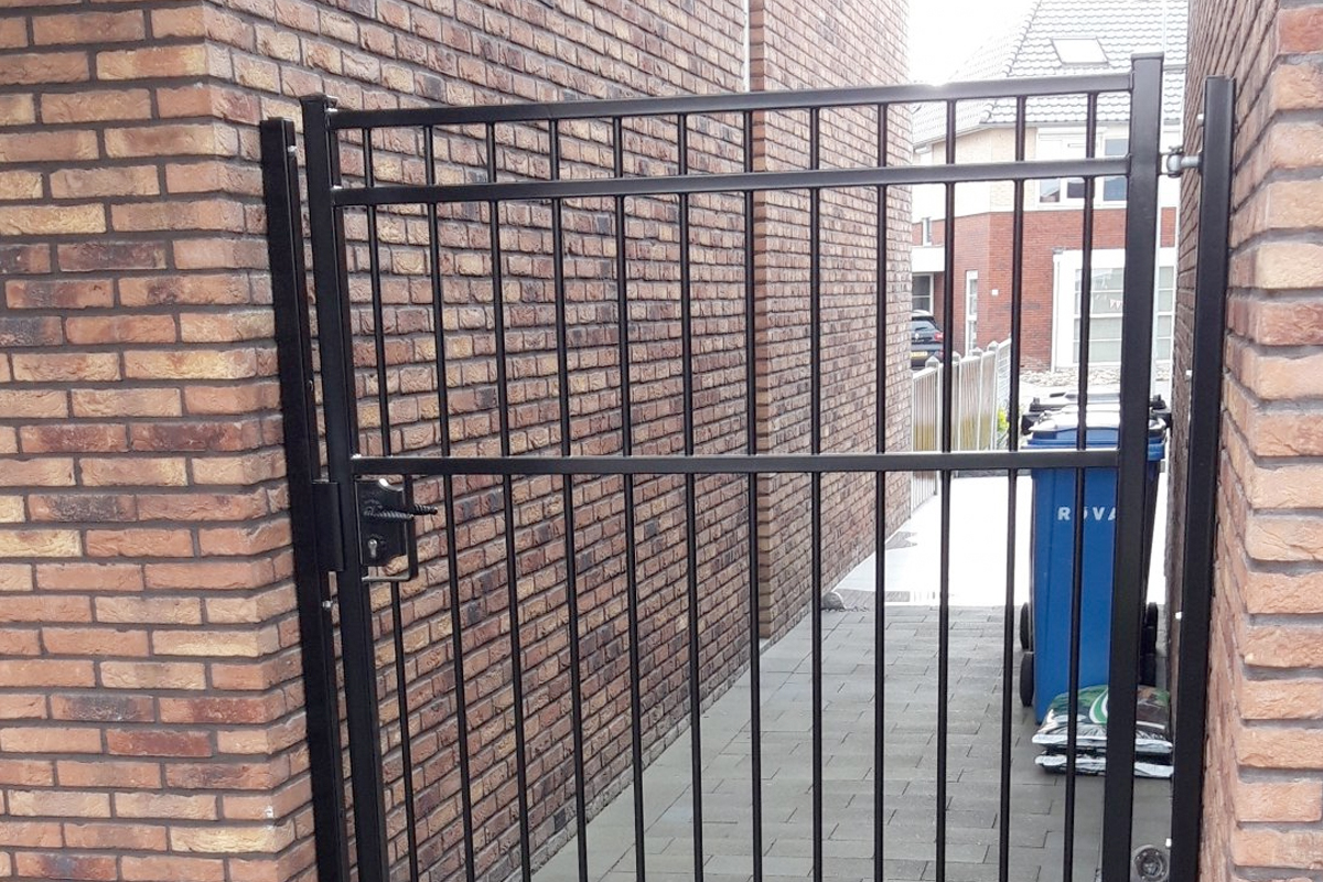 Stalen looppoort in een smalle steeg