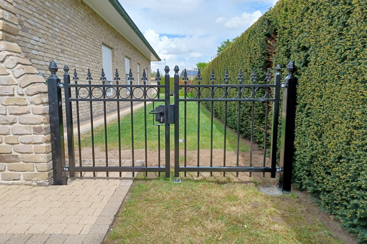 Stalen sierpoort met hekpunten