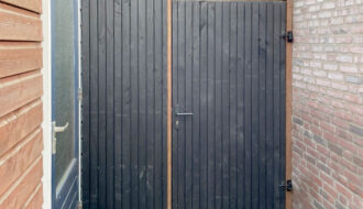 Dichte tuinpoort