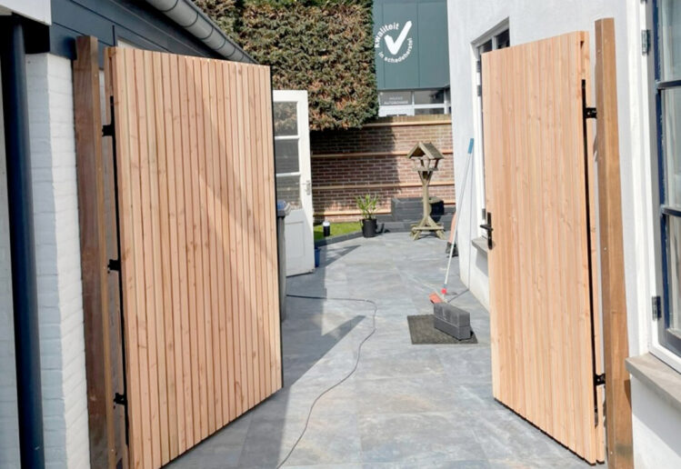 Houten inrijpoort laten plaatsen