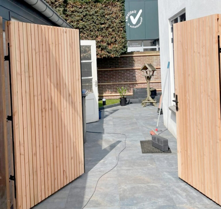 Houten inrijpoort laten plaatsen