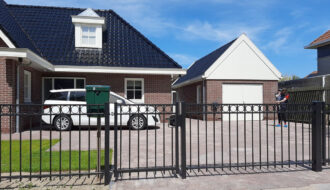 inrijpoort met looppoort