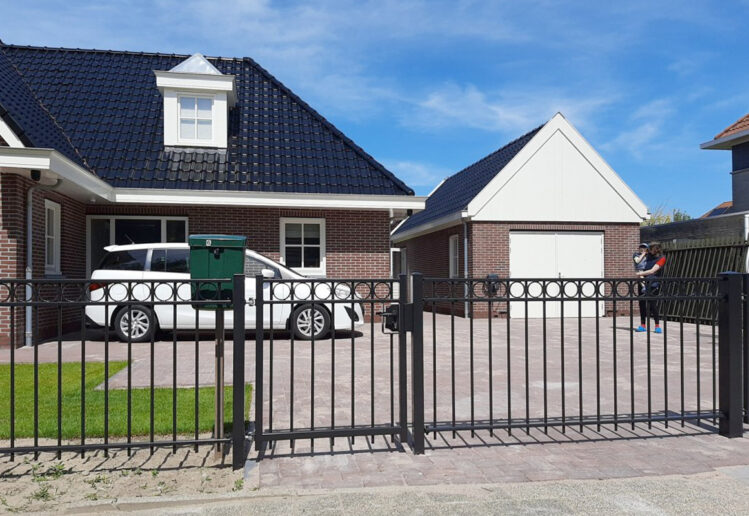 inrijpoort met looppoort