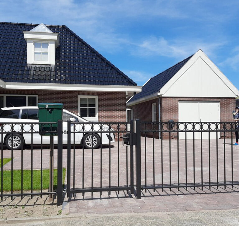 inrijpoort met looppoort