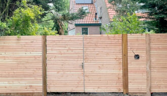 Zelf een houten poort plaatsen