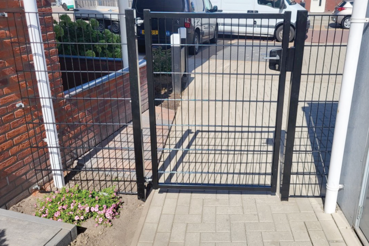 Zwarte dubbelstaafmat looppoort met slot