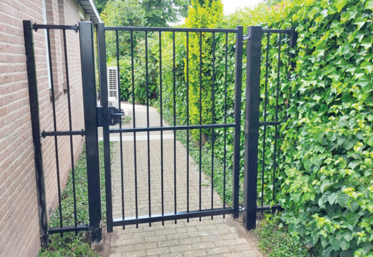 Stalen poorten laten lassen