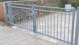 Stalen poorten laten plaatsen