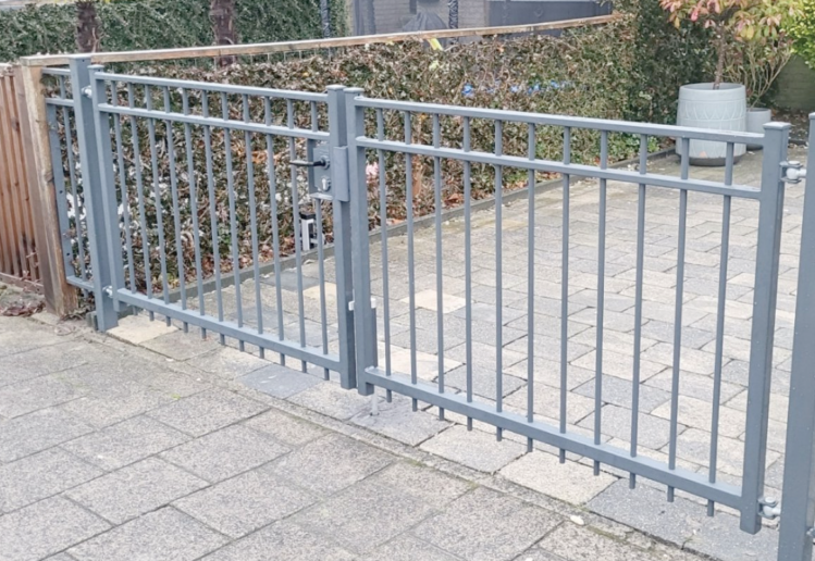 Stalen poorten laten plaatsen