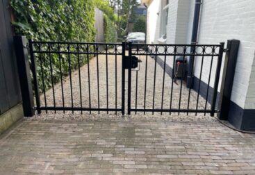 Stalen dubbele draaipoort bij een woning