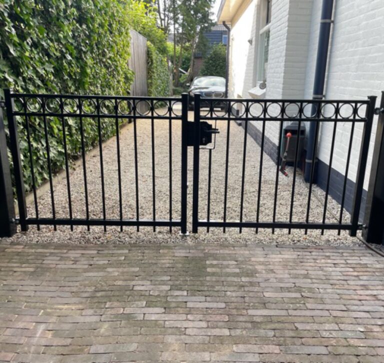 Stalen dubbele draaipoort bij een woning