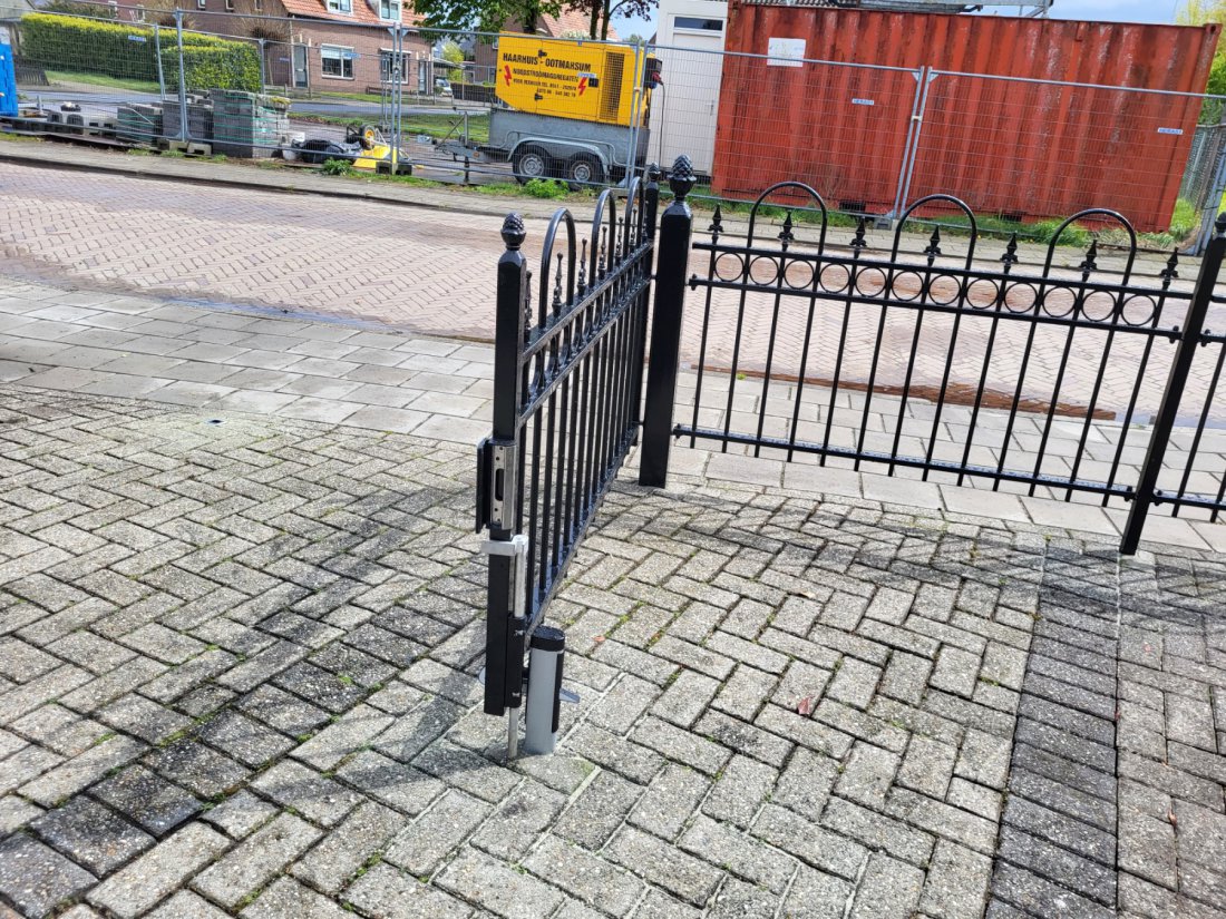Close-up van een stalen poort met poedercoating tegen roest
