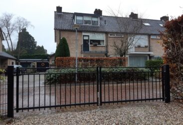 Zwarte stalen toegangspoort in RAL 9005