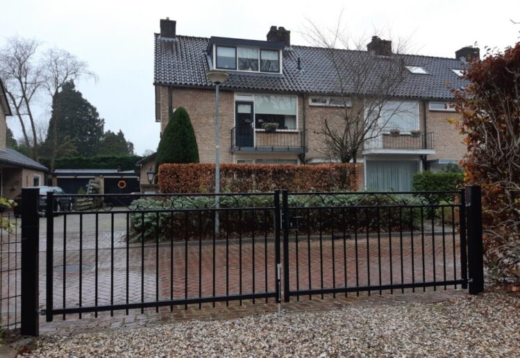 Zwarte stalen toegangspoort in RAL 9005