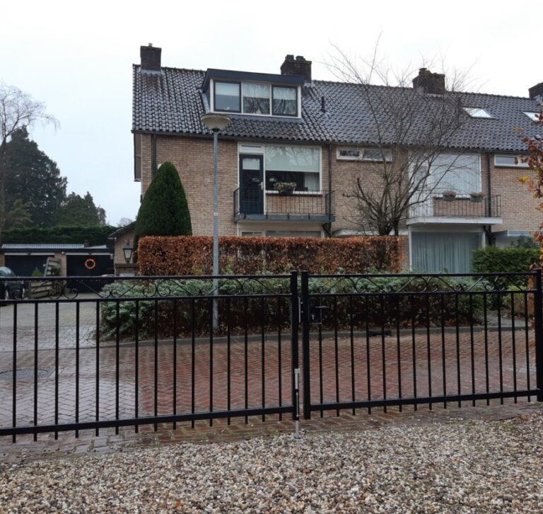 Zwarte stalen toegangspoort in RAL 9005