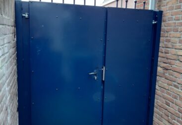 Dichte stalen poort met stalen plaat