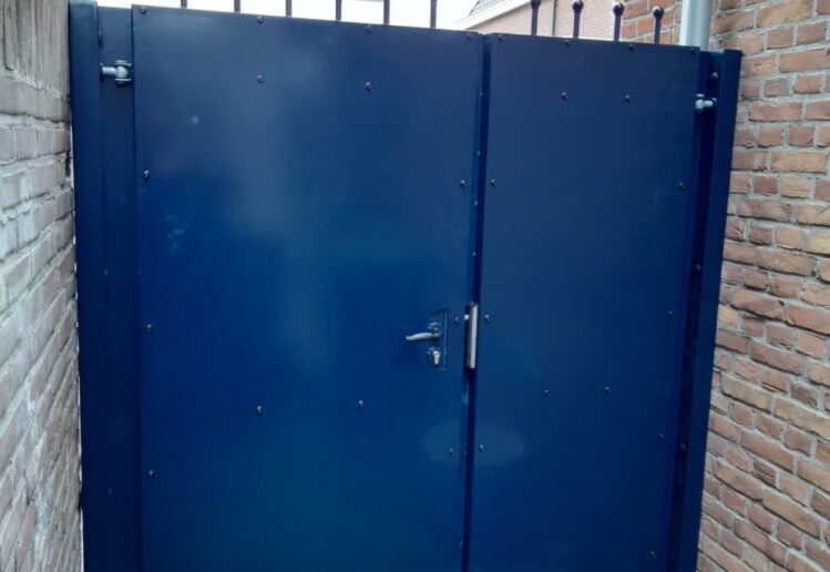 Dichte stalen poort met stalen plaat