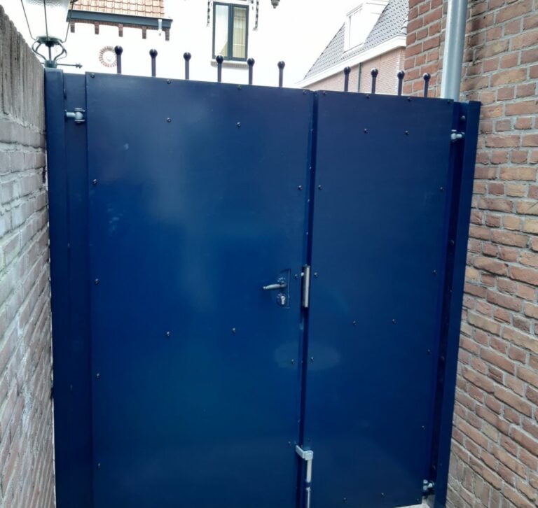 Dichte stalen poort met stalen plaat