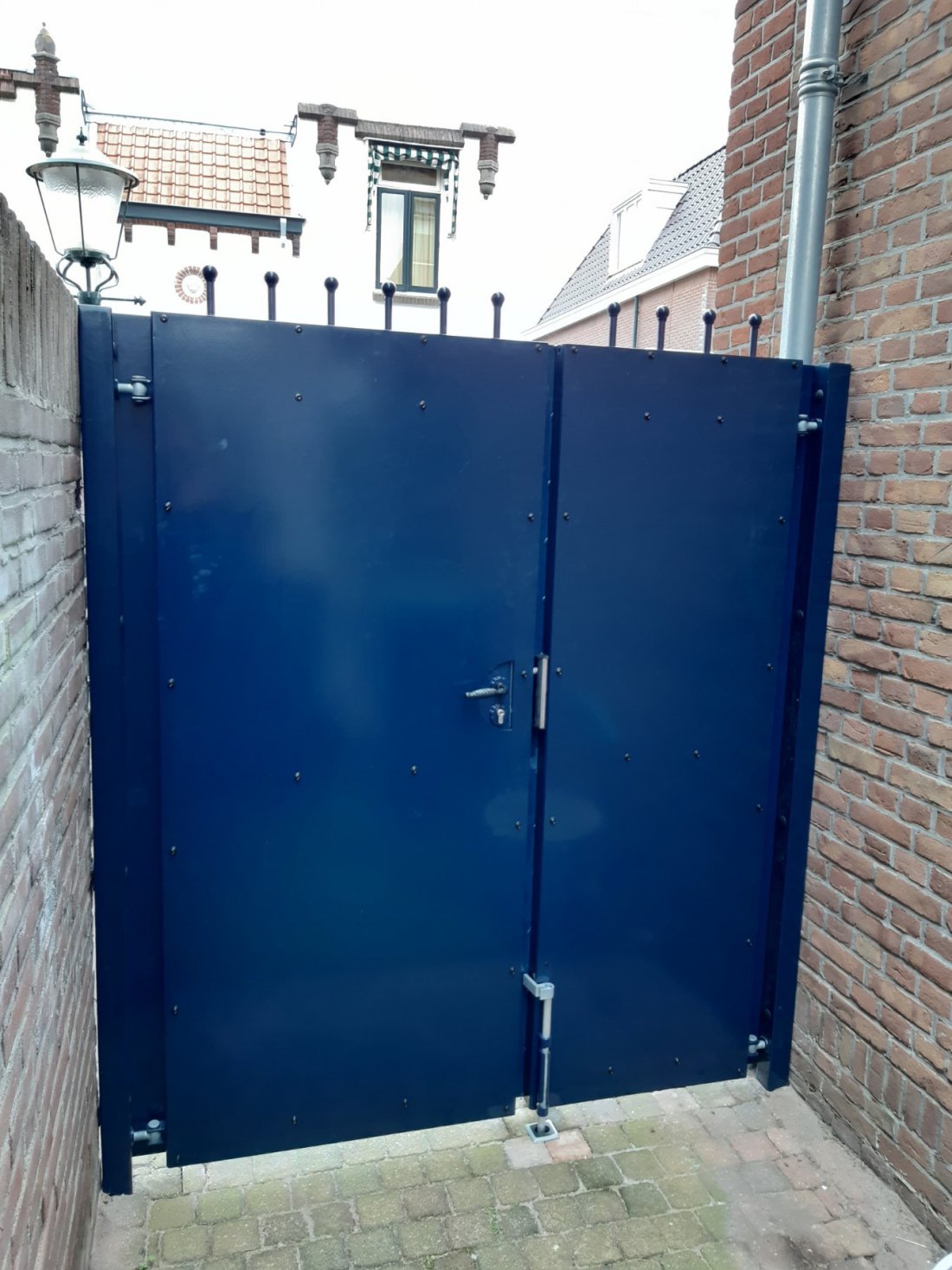 Dichte stalen poort met stalen plaat