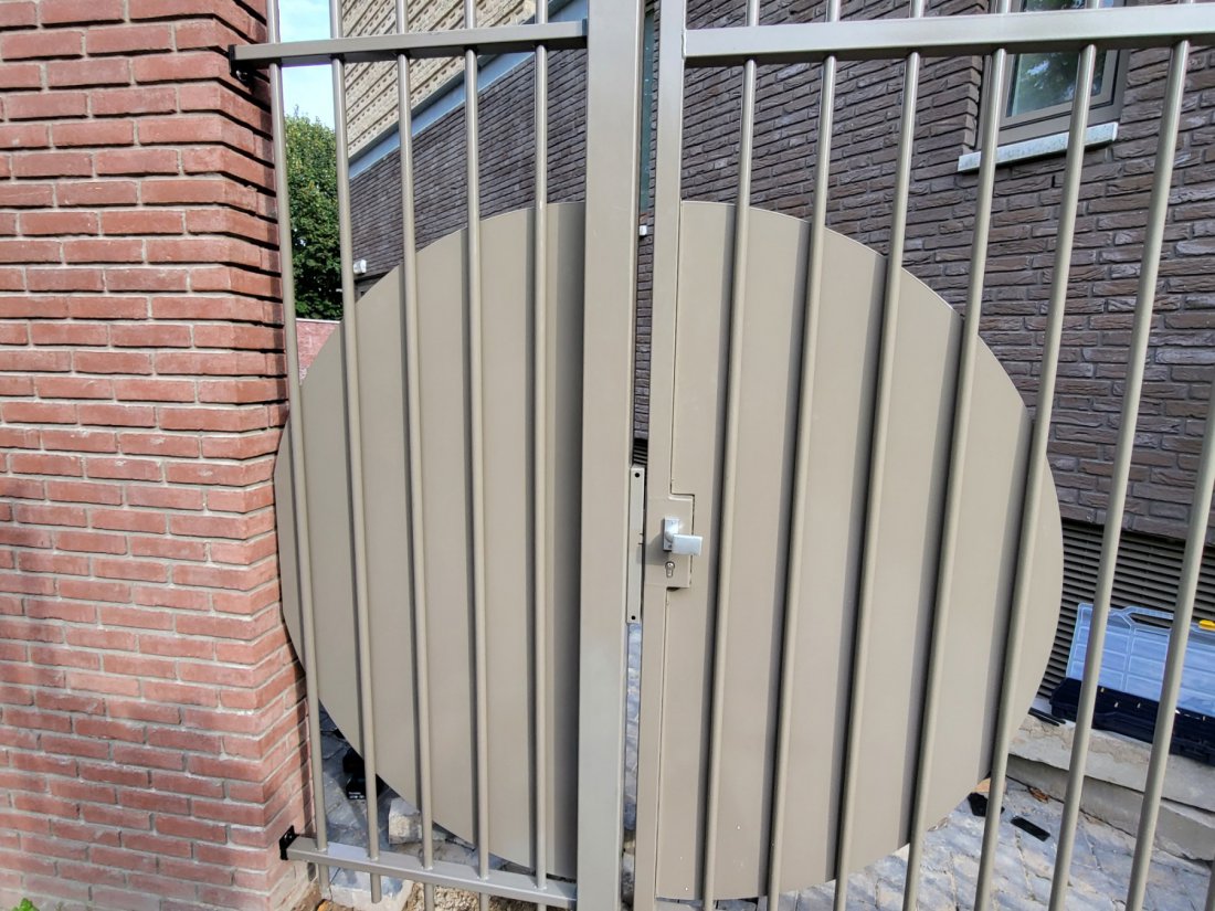 Stalen poort met geperforeerde plaat