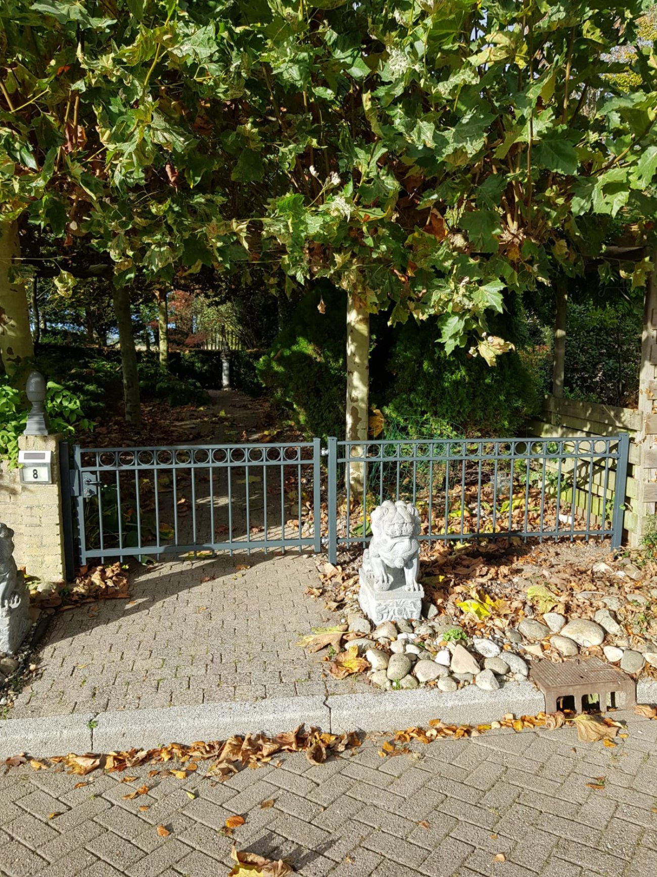 Sierhekwerk met stalen looppoort