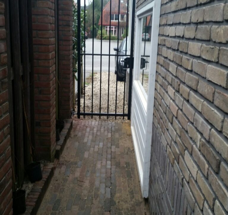 Smalle doorgang met stalen looppoort