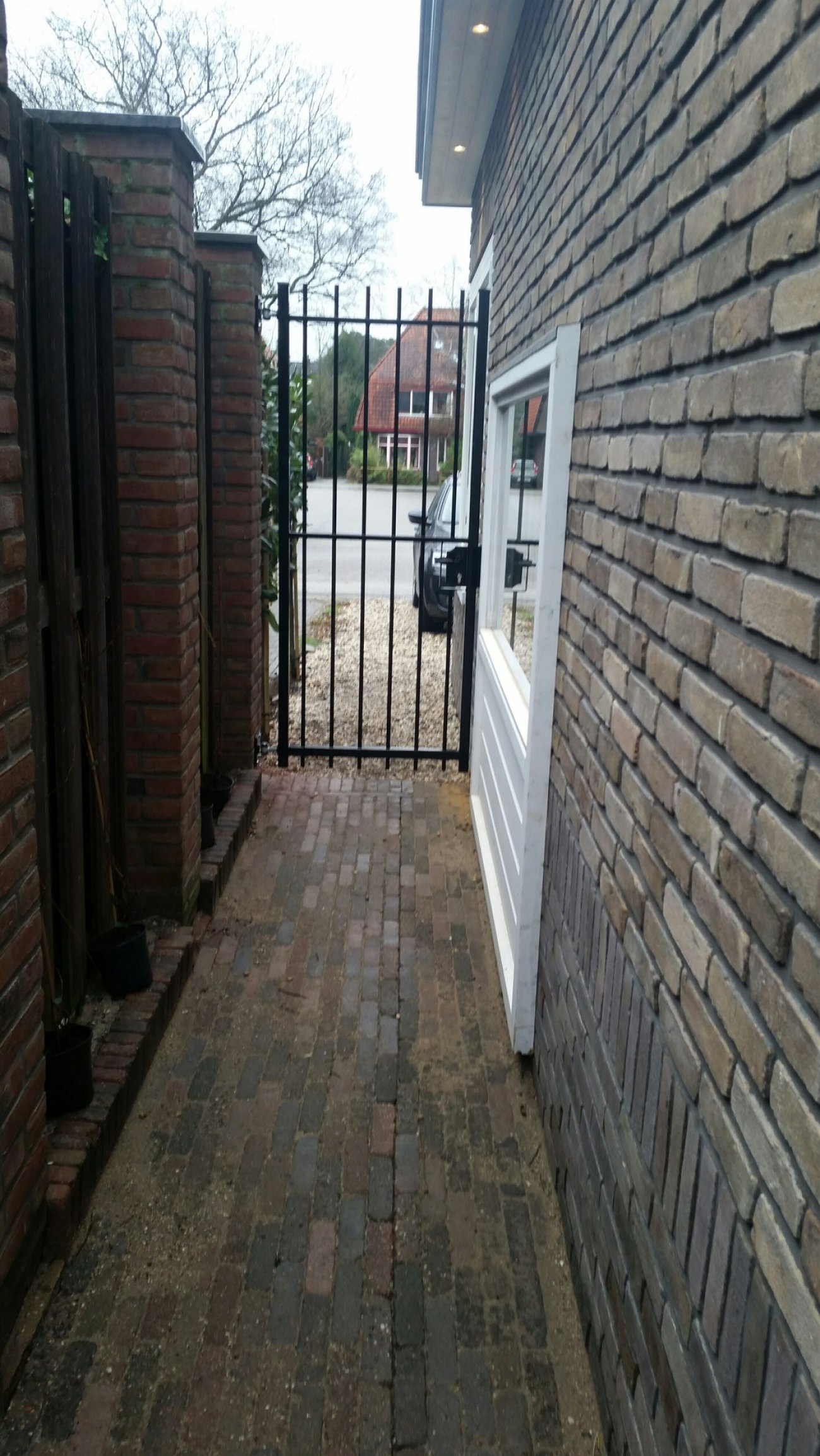 Smalle doorgang met stalen looppoort