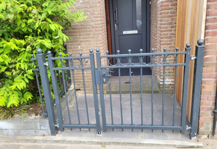 Stalen draaipoort bij woning in de winter