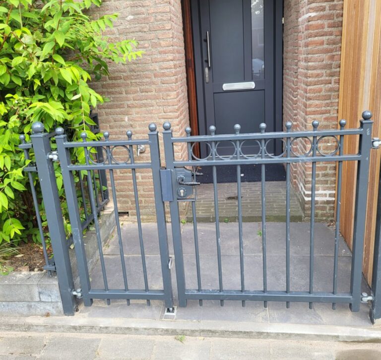 Stalen draaipoort bij woning in de winter