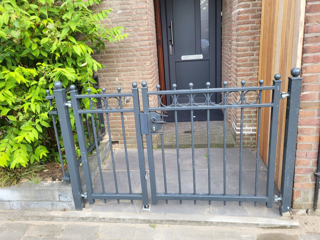 Stalen draaipoort bij woning in de winter