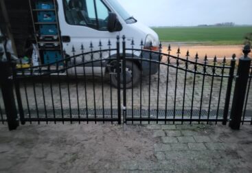 Stalen draaipoort met toog