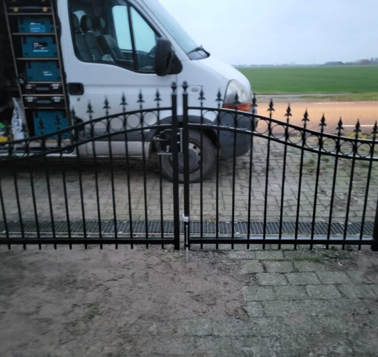Stalen draaipoort met toog