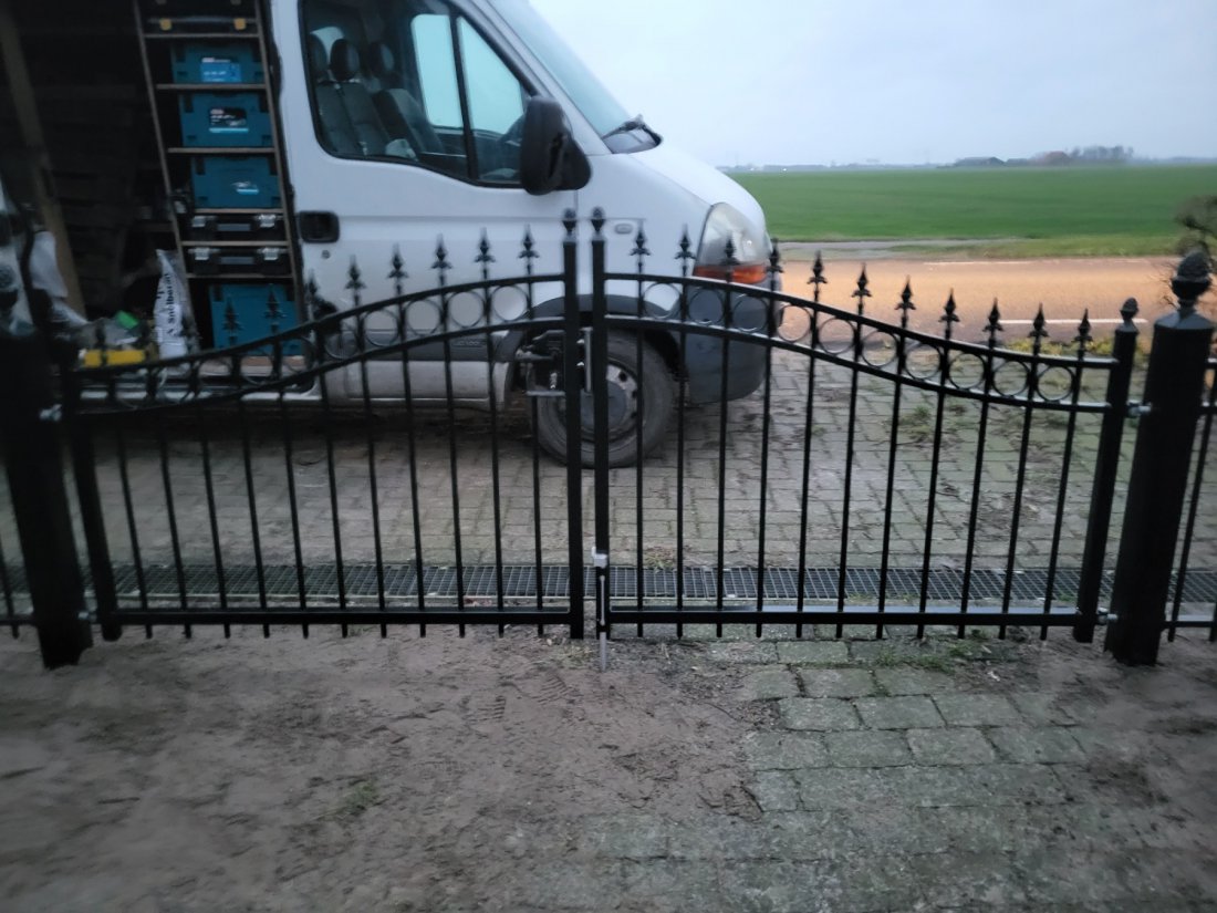 Stalen draaipoort met toog