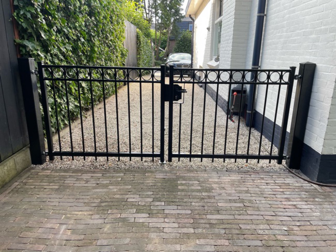 Stalen draaipoort bij een woning