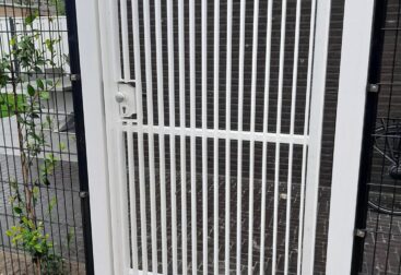 Witte stalen designpoort met verticale strippen