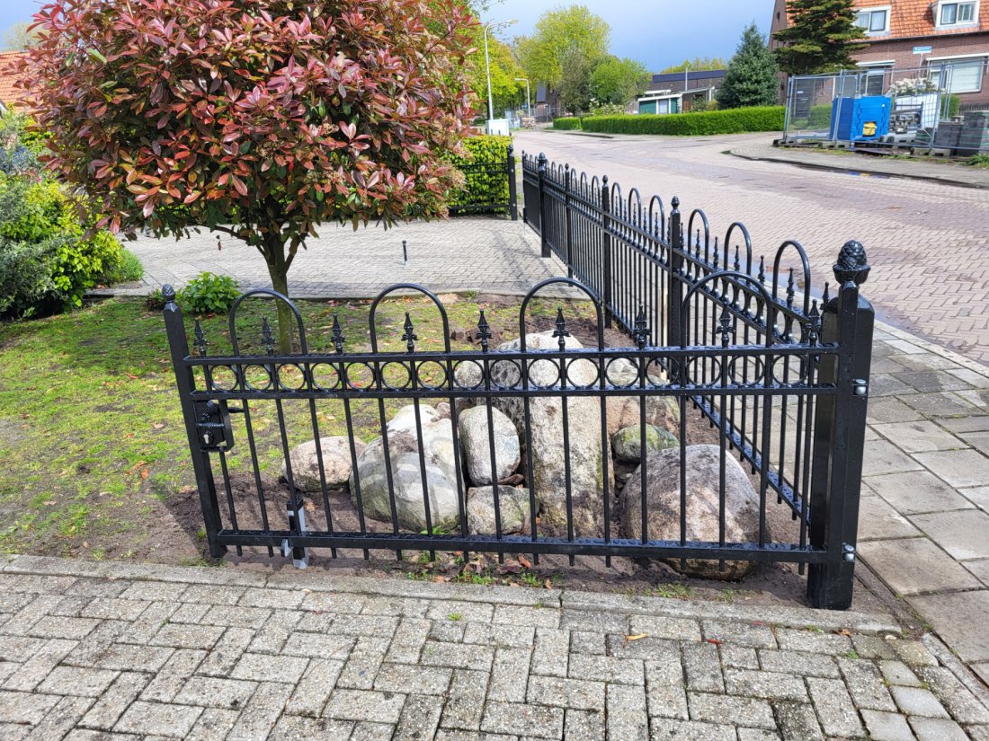 Zwarte stalen draaipoort met bogen