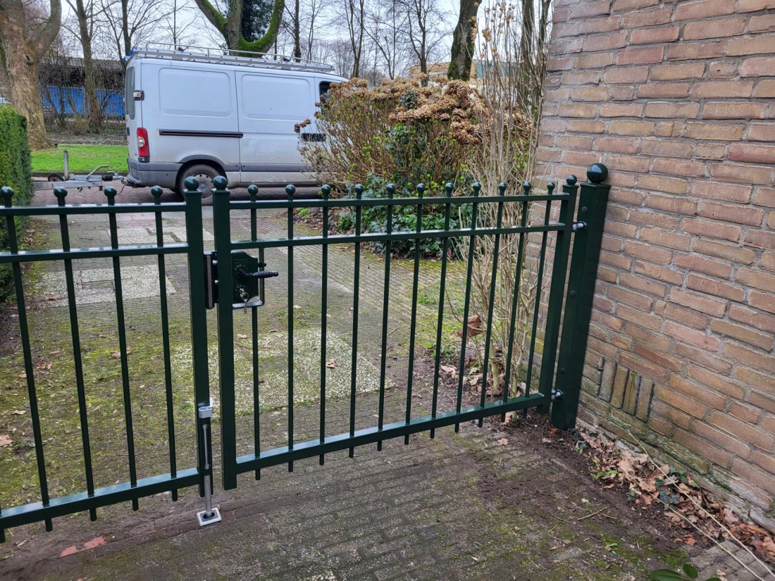 Groene stalen inrijpoort