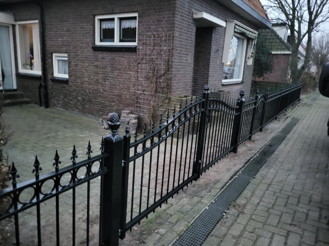 Getoogde stalen inrijpoort model B01 in RAL9005