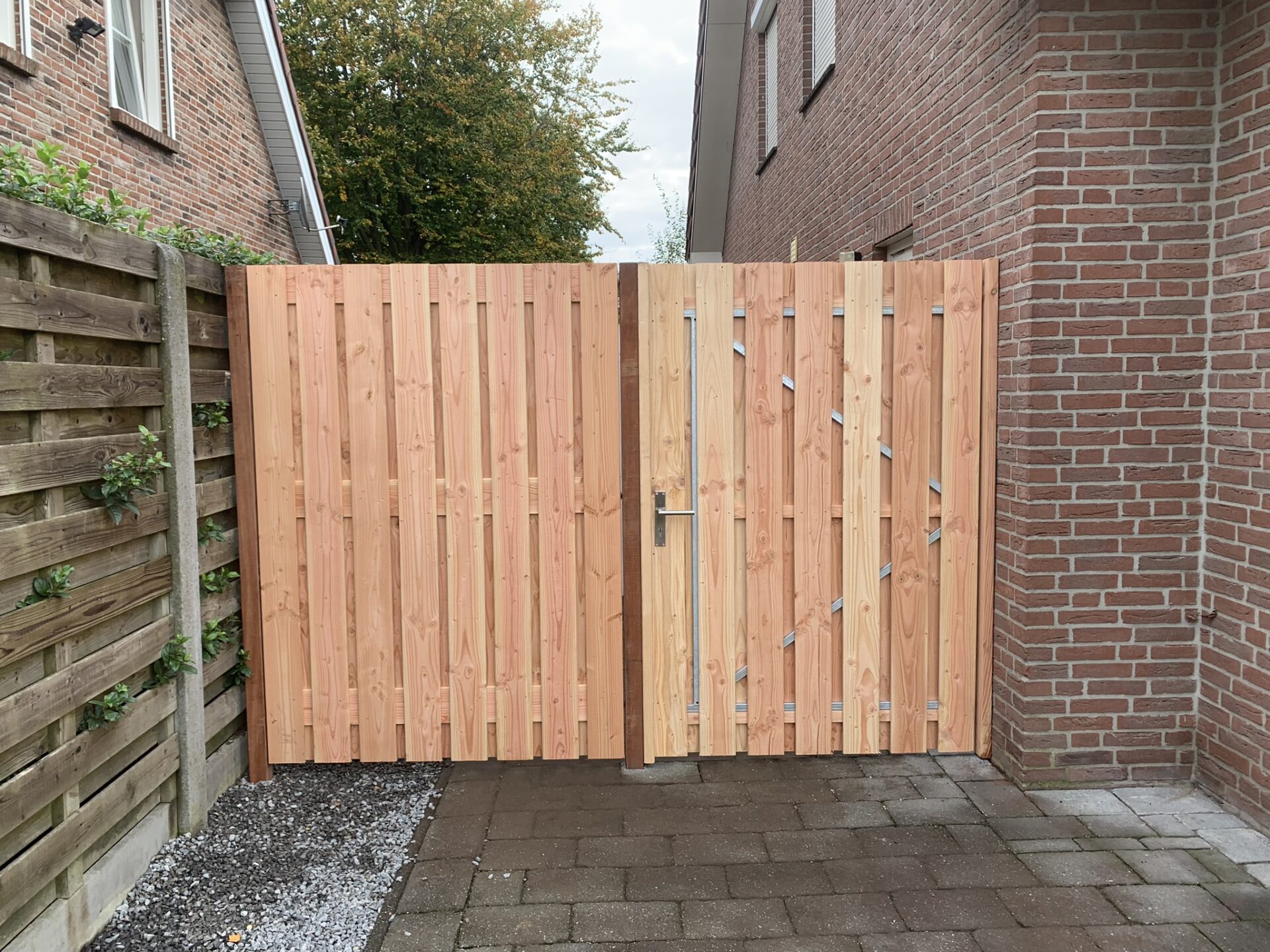 Verticale Douglas tuinpoort op maat gemaakt