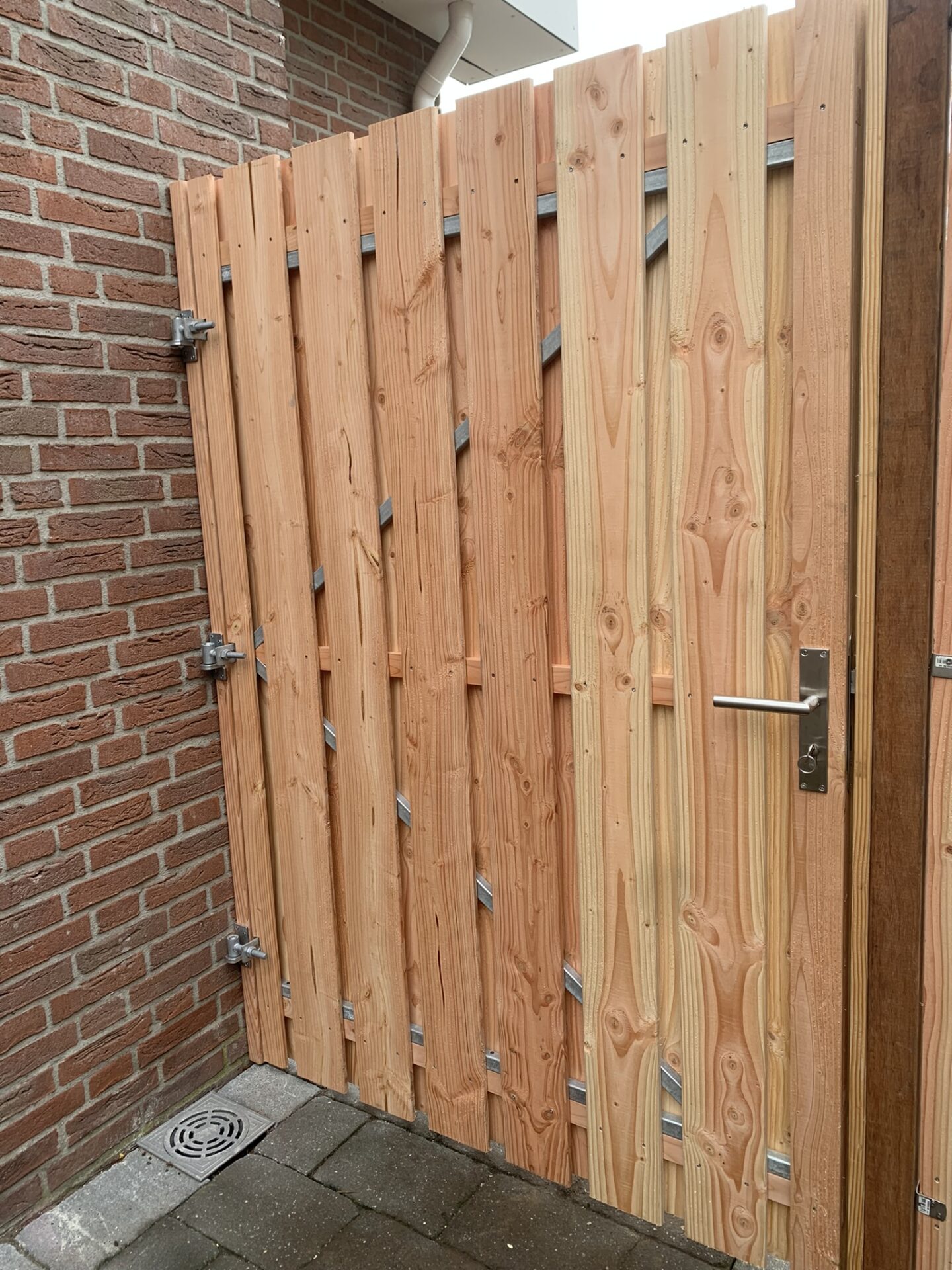 Douglas tuinpoort met verticaal profiel, detail