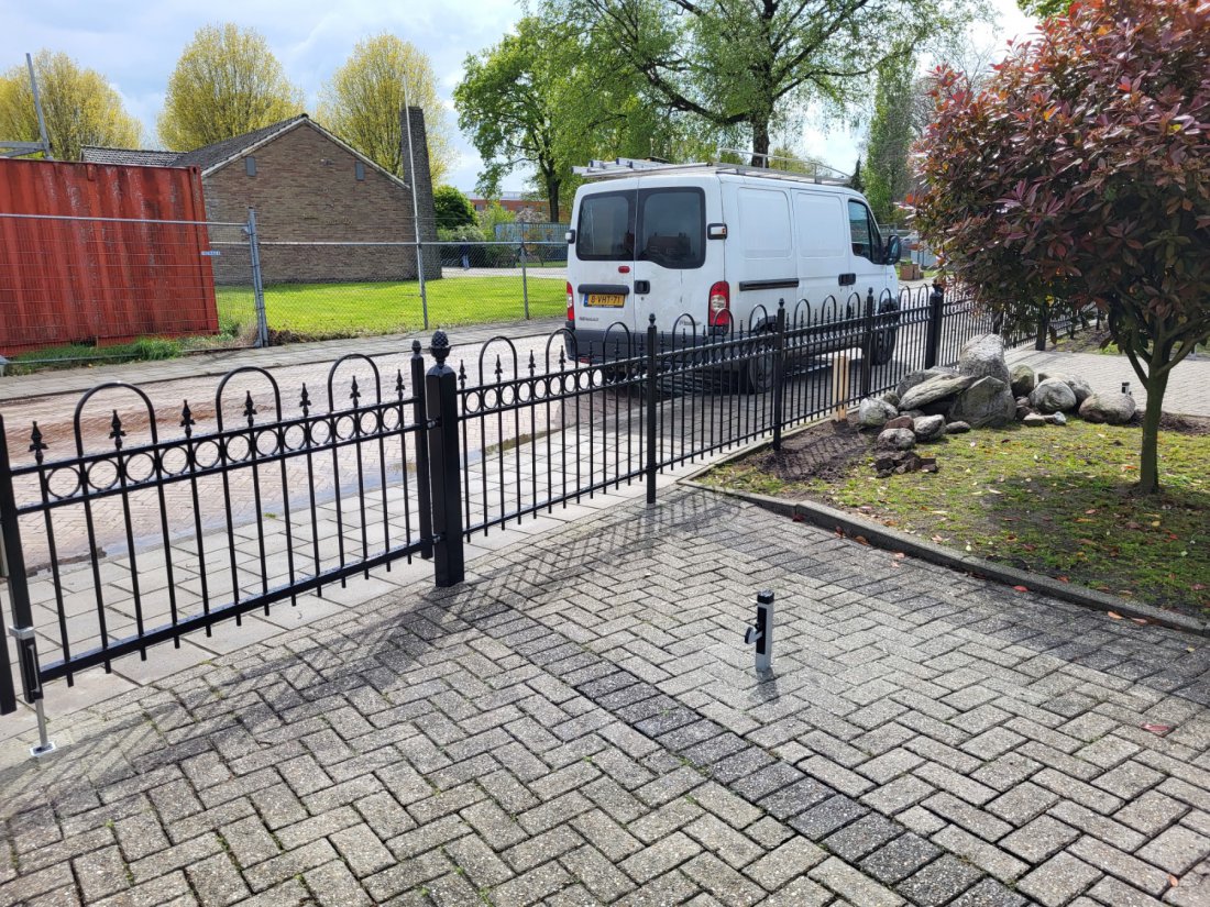 Dubbele stalen inrijpoort model D01