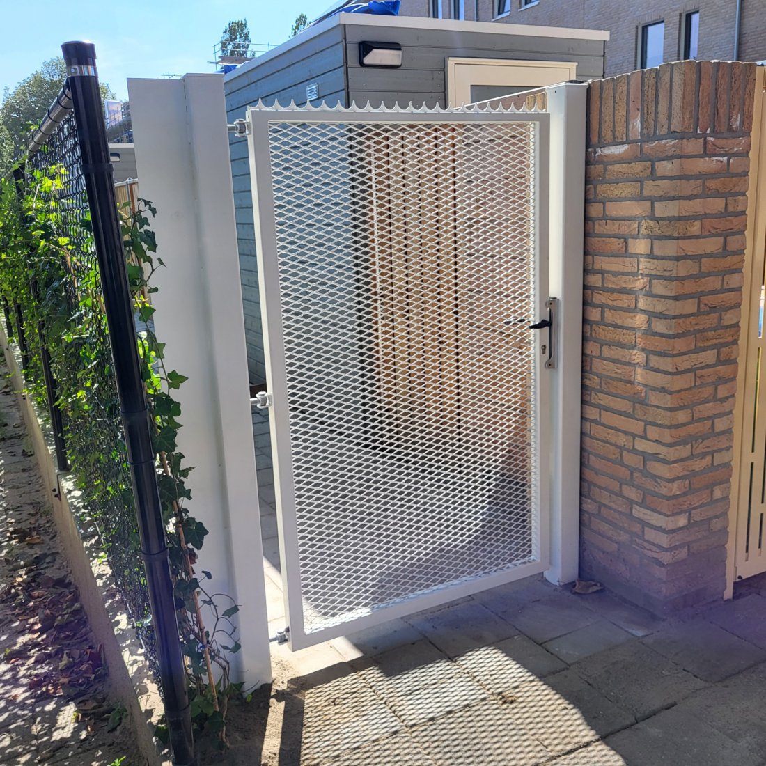 Witte poort met strekmetaal, voorbeeld voor offerte