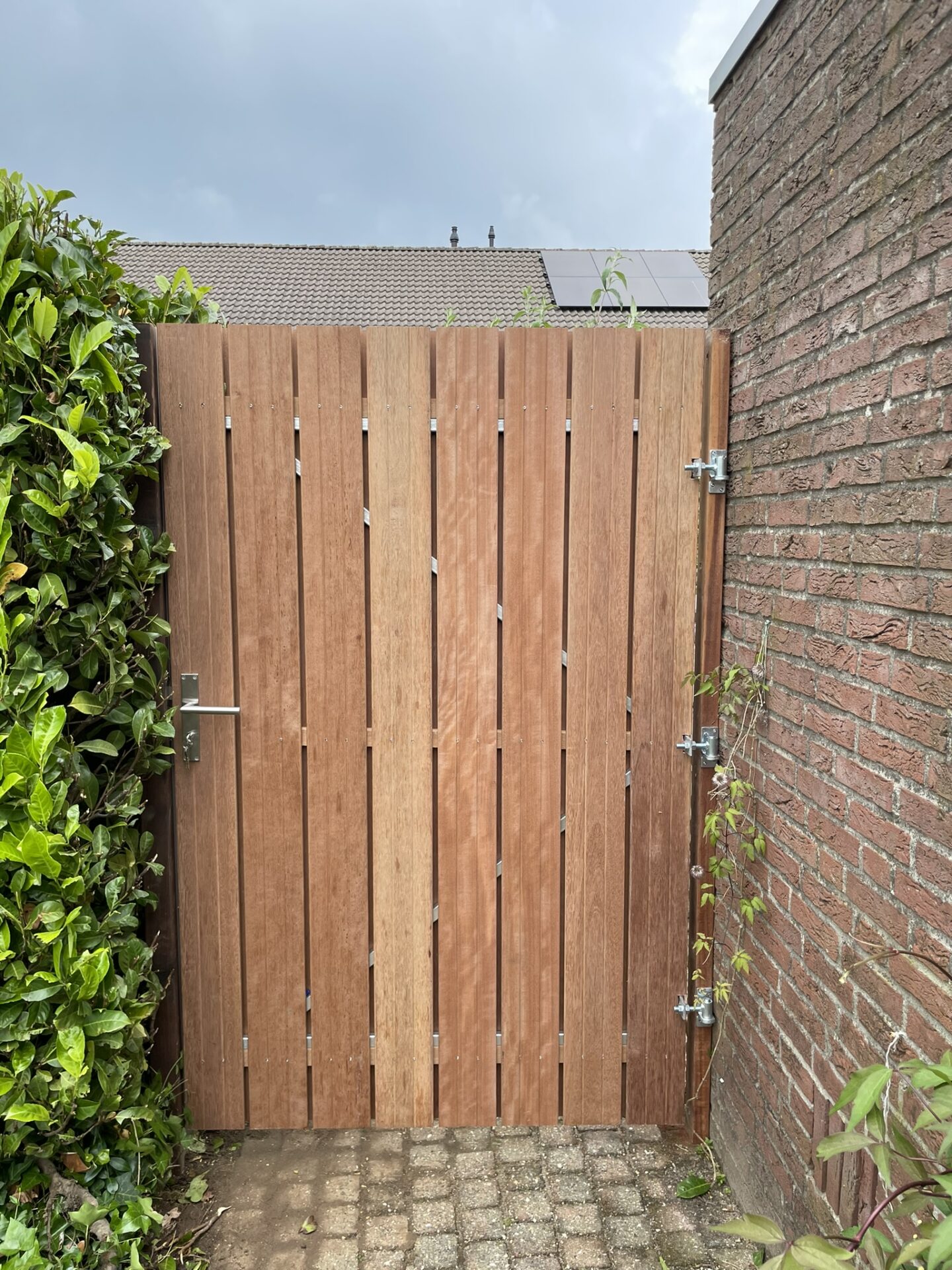 Hardhouten tuinpoort met verticaal profiel op maat