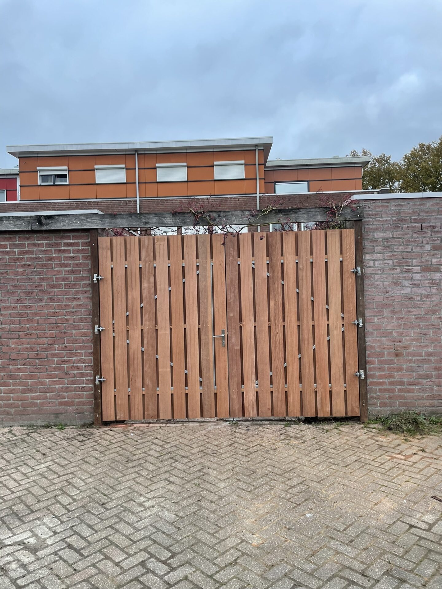 Hardhouten tuinpoort, andere uitvoering